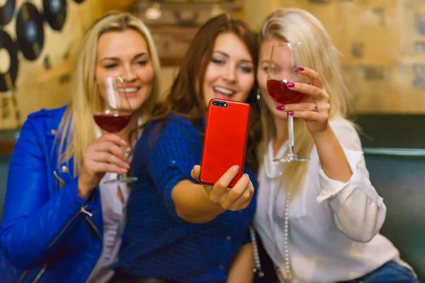 Mutlu Kızlar Gece Kulübünde Içki Içen Dedikodu Yapan Konuşan Telefonla — Stok fotoğraf