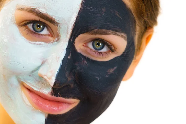 Vrouw Met Klei Carbo Zwart Masker Halve Gezicht Witte Modder — Stockfoto