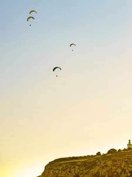 Paragliding Olağanüstü Bir Spor Gökyüzünde Uçuşan Birçok Paraşütçü Silueti — Stok fotoğraf