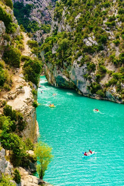 山の峡谷のターコイズブルーの水にボート フランスアルプスのベルドン渓谷 プロバンスフランス 休日の旅 観光名所 — ストック写真