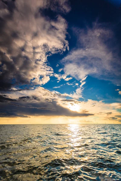 Colorido Atardecer Sobre Horizonte Del Mar Tarde Cielo Nubes Escena — Foto de Stock