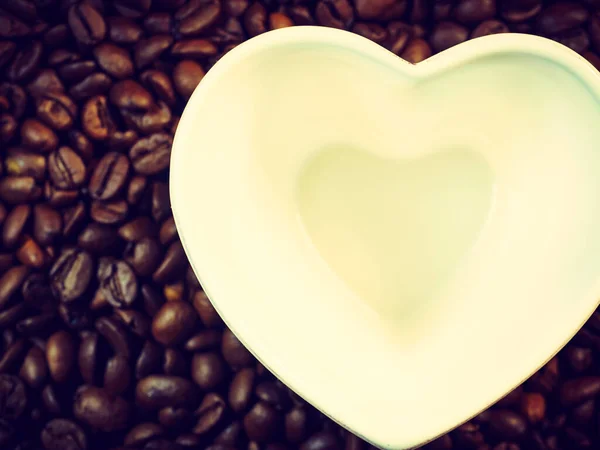 咖啡时间 在烤咖啡豆的底座上 有一个心形的白色杯子 顶部视图 — 图库照片