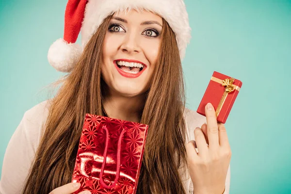 クリスマスプレゼント 幸せな女性を身に着けているサンタクラス帽子保持現在赤バッグと小さなギフトボックスでジュエリー — ストック写真