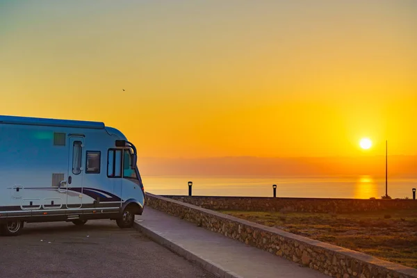 Veicolo Ricreativo Caravan All Alba Sulla Costa Mediterranea Spagna Campeggio — Foto Stock