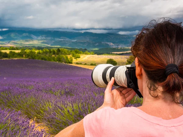 Gammal Turist Kvinna Med Kamera Tar Rese Foto Från Provence — Stockfoto