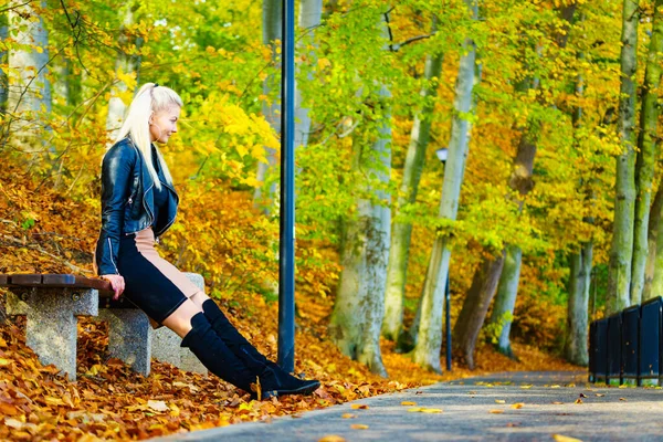 Mujer Rubia Vistiendo Ropa Moda Mujer Feliz Chaqueta Cuero Negro — Foto de Stock