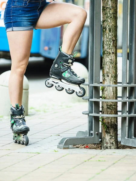 在城里骑着溜冰鞋的疯狂女人 女性在夏天的时候很开心 — 图库照片