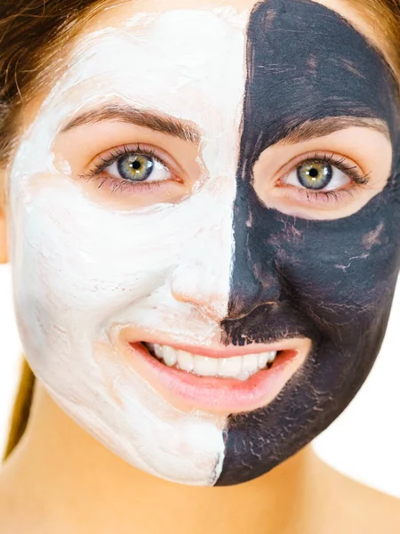 Kobieta Gliny Carbo Czarnej Maski Pół Twarzy Stosowania Białego Błota — Zdjęcie stockowe
