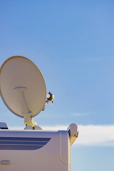 Satellite Dish Roof Camper Car Blue Sky Connection Travel Holidays — Stock Photo, Image