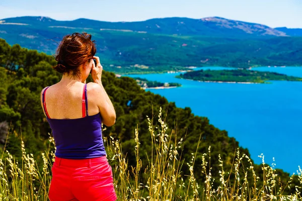 관광객 여성은 프로방스의 프렌치 알프스 산맥에 크로익스 호수에서 사진을 찍는다 — 스톡 사진