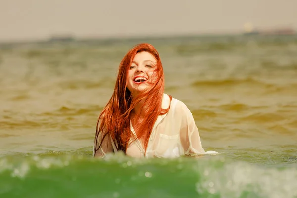 Letní Zábava Rekreace Mimo Koncept Redhead Dospělé Ženy Hraní Vodě — Stock fotografie