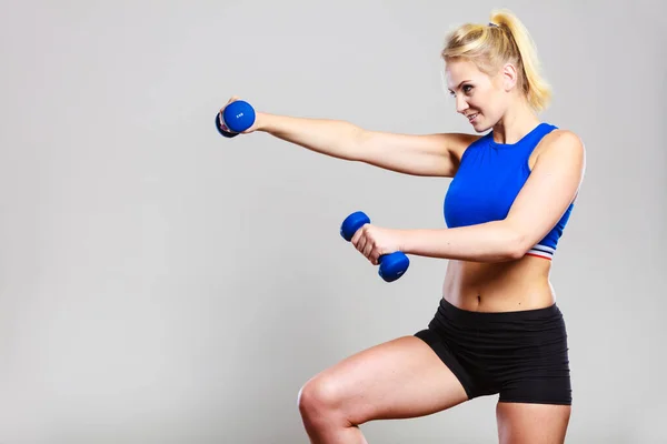 Sportieve Vrouw Tilt Lichte Halters Gewichten Fit Meisje Oefenen Opbouw — Stockfoto