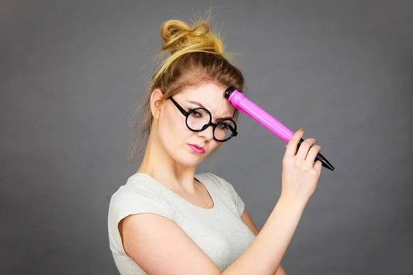 Estudiante Buscando Mujer Usando Anteojos Nerd Celebración Gran Lápiz Gran —  Fotos de Stock