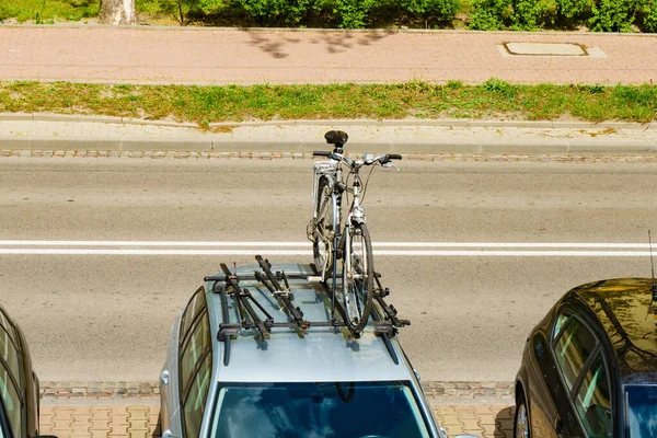Bisiklet Arabanın Çatısına Yüklendi Otomobil Bisikleti Askıda Taşıyor — Stok fotoğraf
