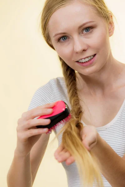 Blond Meisje Met Lang Vlecht Haar Borstel Een Meisje Dat — Stockfoto