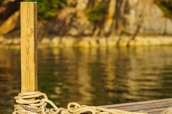 Stare Drewniane Molo Liną Cumowniczą Czas Letni Spokojny Norweski Krajobraz — Zdjęcie stockowe