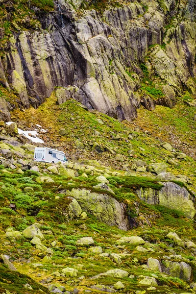 Camper Car Strada Nelle Verdi Montagne Norvegesi Estive Viaggio Camper — Foto Stock