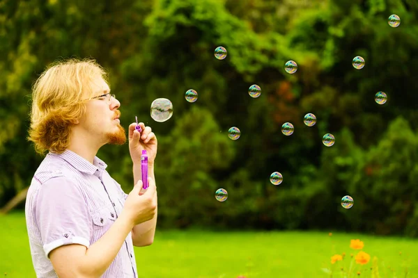 Glücklich Junger Erwachsener Mann Pustet Seifenblasen Der Natur Grünen Frühlingspark — Stockfoto