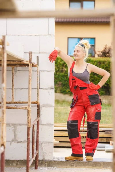 快乐的金发女人穿着工作服准备在建筑工地做一些工作 妇女权力 两性平等 产业工人 — 图库照片