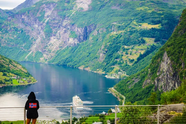 从Flydalsjuvet的观点看 穿着挪威国旗服装的游客在峡湾上欣赏风景 游轮旅行和旅行 — 图库照片