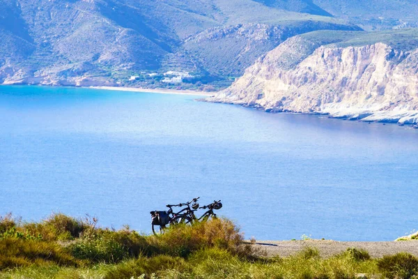 Paisaje Costero Con Dos Bicicletas Orillas Del Mar Cabecera Mesa — Foto de Stock