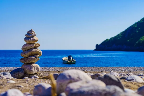 Deniz Burnu Sahildeki Taş Yığını Yunanistan Körfez Deniz Manzarasında Demirli — Stok fotoğraf
