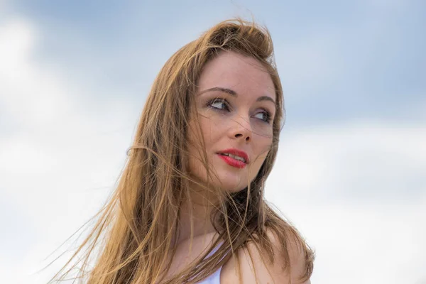 Açık Havada Muhteşem Romantik Bir Kız Kahverengi Uzun Saçlar Rüzgarda — Stok fotoğraf