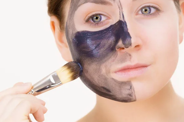 Huidverzorging Vrouwelijke Toepassing Van Zwarte Zuiverende Moddermasker Diepe Reiniger Haar — Stockfoto