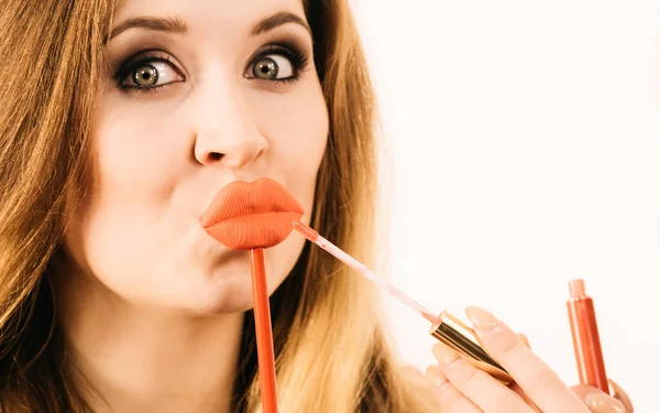 Jeune Femme Adulte Appliquant Rouge Lèvres Brillant Lèvres Maquillant Tenant — Photo