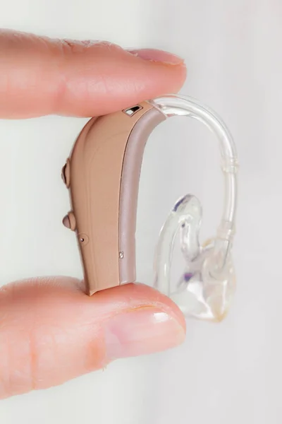 将手里拿着电子助听器的老年妇女关起来 听力障碍 聋人设备 — 图库照片