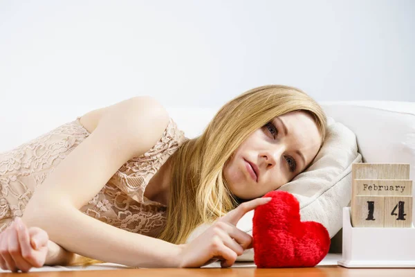 Traurige Einsame Frau Liegt Auf Dem Bett Und Schaut Auf — Stockfoto