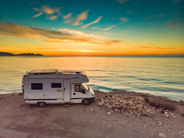 Camper Coche Camping Costa Orilla Del Mar Amanecer Aventura Viajar —  Fotos de Stock