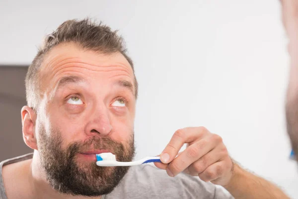 Cara Engraçada Cuidando Sua Higiene Oral Escovando Dentes Durante Rotina — Fotografia de Stock