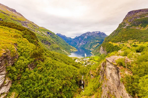 Fiorde Geirangerfjord Com Barco Balsa Vista Ponto Vista Flydasjuvet Noruega — Fotografia de Stock