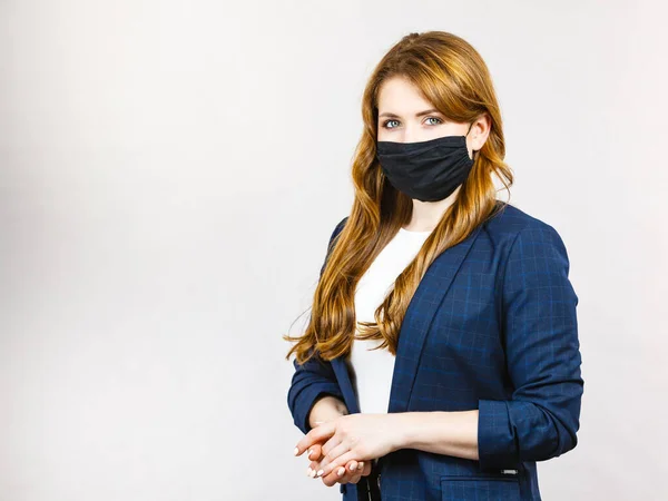 Biznes Kobieta Pomocą Czarnej Maski Ochronnej Twarzy Przed Koronawirusem Zapobieganie — Zdjęcie stockowe
