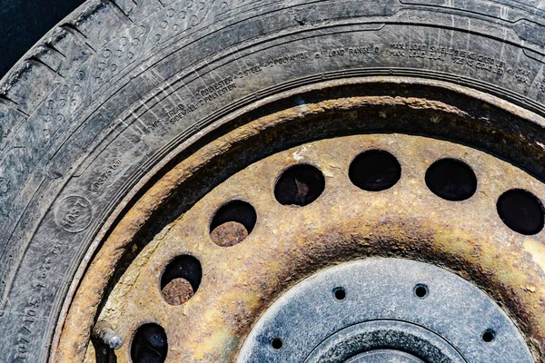 Old Rusty Car Wheel Rim Closeup — Stock Photo, Image