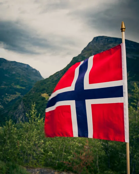 Norwegian Flag Waving Green Mountains — Stock Photo, Image