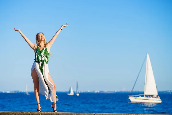 Schöne Mode Modell Gegen Das Meer Hübsche Blonde Junge Erwachsene — Stockfoto