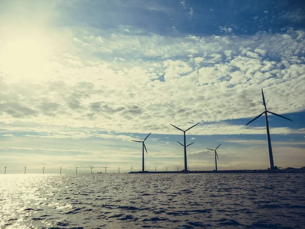 Windenergiecentrale Voor Duurzame Alternatieve Energieproductie Langs Baltische Zee Bij Denemarken — Stockfoto