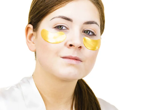 Mulher Jovem Aplicando Manchas Colágeno Dourado Sob Olhos Branco Máscara — Fotografia de Stock