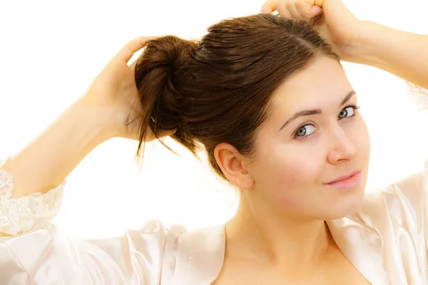 Junge Frau Unterwäsche Ohne Make Die Ihre Langen Braunen Haare — Stockfoto