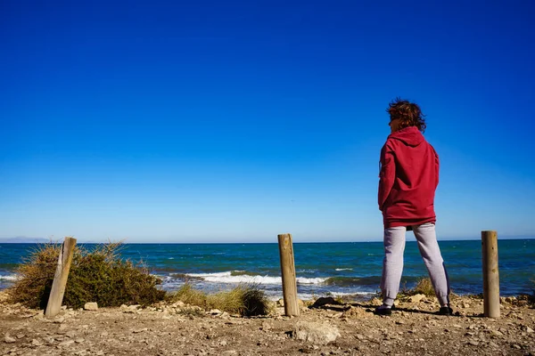 Mulher Adulta Turística Desfrutando Vista Para Mar Andando Praia Costa — Fotografia de Stock