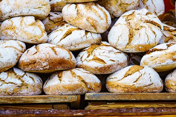 许多乡村传统面包在户外市场摊位上烘烤 — 图库照片