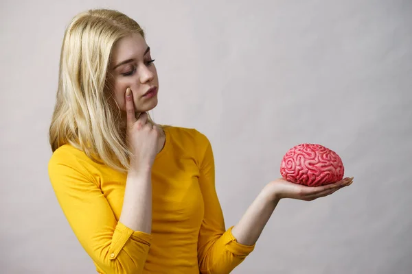 Mladá Žena Studentka Přemýšlí Řešení Problému Držení Falešného Mozku — Stock fotografie
