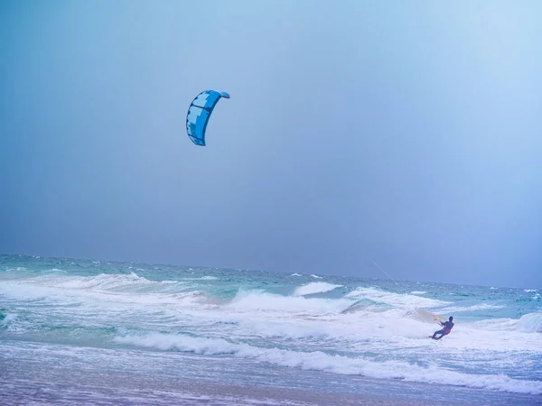 Kiteboarding Kite Surfer Monta Las Olas Tarifa Cádiz Actividad Deportiva —  Fotos de Stock