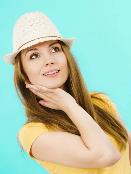 Portret Van Jonge Vrouw Gelukkig Glimlachend Vrouwtje Studio Geschoten Blauw — Stockfoto