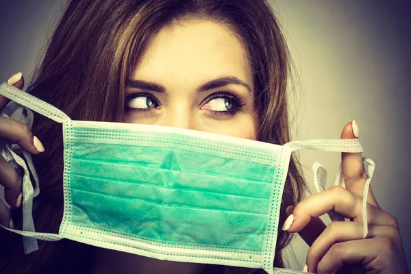 女人用防护面罩捂住嘴验尸官的预防医疗卫生学概念 — 图库照片