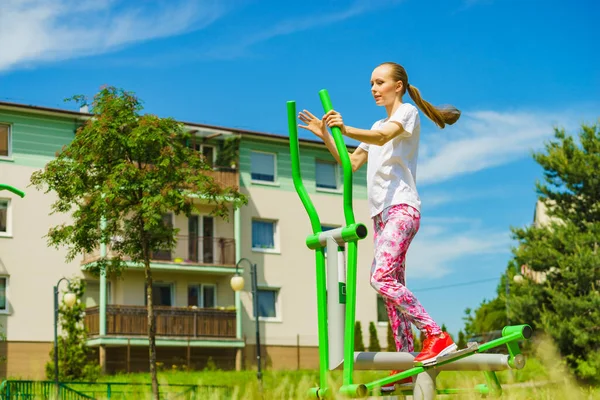 Молодая Женщина Делает Упражнения Общественное Оборудование Городском Парке Девушка Тренируется — стоковое фото