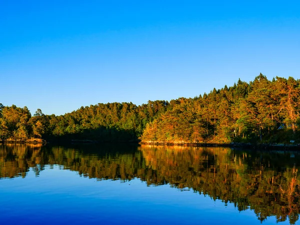 ベルゲン近郊のノルウェーのフィヨルドの風景 日没の光の水の海岸 — ストック写真