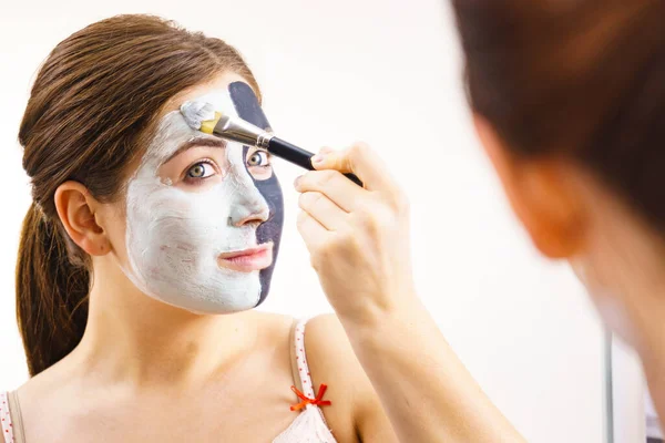 Mujer Limpiando Cara Piel Usando Barro Verde Máscara Negra Carbohidratos —  Fotos de Stock